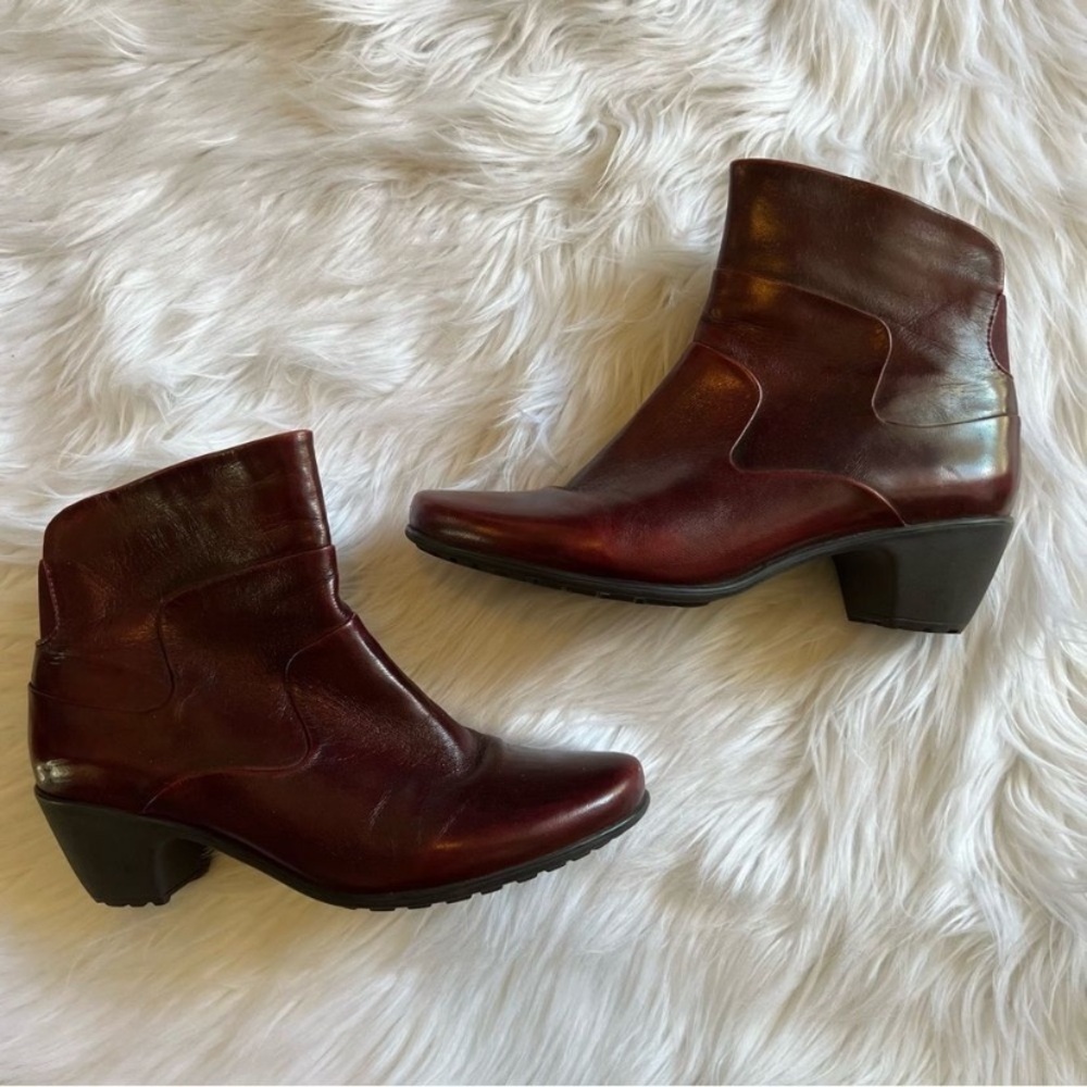 Regarde le Ceil burgundy boots 8.5